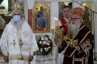Митрополит Хризостом служи божићну литургију у Храму Светог Саве