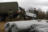 Stigli kreveti i dušeci za šatore u migrantskom kampu "Lipa"