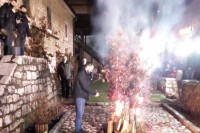 Tradicionalno nalaganje badnjaka u Staroj crkvi na Baščaršiji