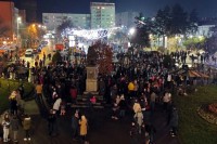 Наложени бадњаци пред зградом Градске управе у Бијељини