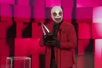 Pjevač skinuo zavoje sa lica i šokirao publiku VIDEO