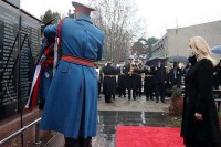 Предсједница Српске положила вијенце на Споменик палим борцима