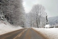 Снијег отежава саобраћај преко превоја Каштељ
