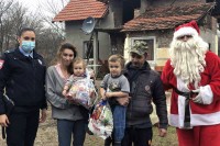 Бијељински полицајци на Дан Републике обрадовали најмлађе