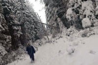 Без струје осам села у соколачкој општини, локални путеви очишћени
