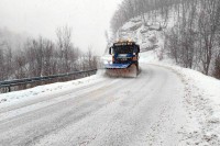Стање на путевима: Саобраћај отежан и успорен