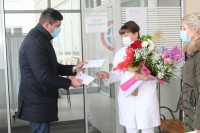 Градоначелник Бијељине даривао три бебе рођене на православну Нову годину