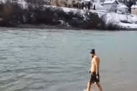Горажданин усред јануара запливао у леденој Дрини