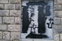 Oskrnavljena spomen-ploča ubijenim Srbima u Čelebiću