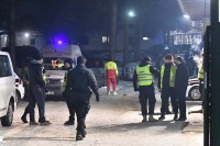 U neredima u Blažuju uništeno 26 automobila, policiju kamenjem gađale hiljade migranata (VIDEO)