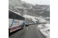 Стање на путевима: Опасност од обрушавaња снијега на коловоз
