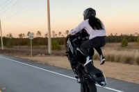 Djevojka oduševljava akrobacijama na motoru VIDEO