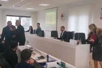 Novi incident u SO Bileća: Dunđer udario nogom sto pa verbalno napao predsjednika Skupštine VIDEO