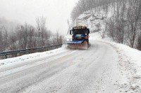 Стање на путевима: Отежан саобраћај у вишим крајевима и на превојима