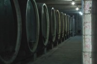 Ukrali iz podruma 100 litara vina i 30 litara rakije