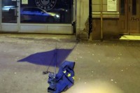 Potrgana zastava EU na zgradi Ambasade Hrvatske u centru Sarajeva