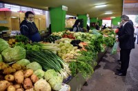 Продавци на пијацама остали кратких рукава