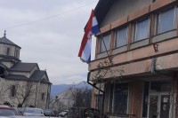 Броћета: Неуставна застава Херцег-Босне на згради дрварске полиције