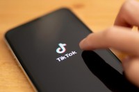 ТикТок забранио приступ дjеци испод 13 година