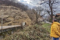 Активирано клизиште у зеничком насељу, једна породица морала да се исели