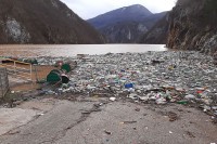 Пукла ланчаница на Дрини, плутајући отпад може угрозити рад хидроелектране