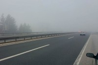 Стање на путевима: Коловози претежно мокри, магла у котлинама