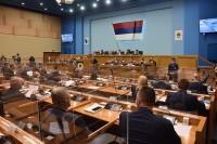 Narodna skupština RS: Derventi status grada, prihvaćeno uvođenje doživotne robije