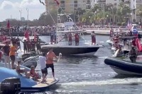 Pijani Brejdi jedva hodao na proslavi titule, bacio i trofej Lombardi preko vode VIDEO