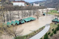 Дрина поплавила камп кућице низводно од Фоче