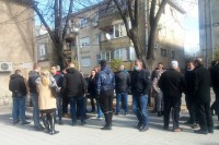 Мирни протест групе Билећана испред Палате правде