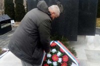 Крупа на Уни: Положени вијенци и прислужене свијеће