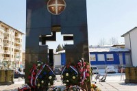 Пале: Положени вијенци на спомен-обиљежје палим борцима