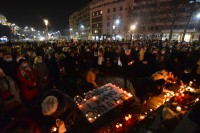 Beograđani odali poštu Balaševiću na Trgu Nikole Pašića VIDEO