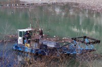 Специјално пловно возило чисти отпад на Дрини