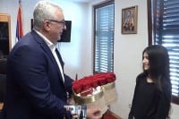 Мандић поклонио Биљани Чекић златник са ликом Светог Василија