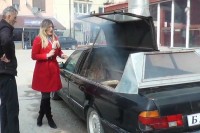 Umjesto volana, u kolima okreće prasiće