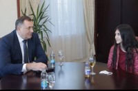 Милорад Додик уручио стипендију за школовање младој глумици Биљани Чекић