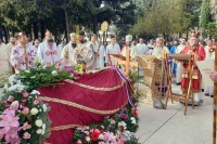 Опијело епископу Атанасију испред Саборног храма у Требињу