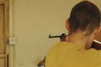 Pokucao na vrata poznanika pa pucao na njega i brata