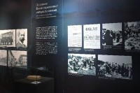 Мултимедијална поставка садржи више цјелина које хронолошки представљају историјска дешавања у вези са овим логором