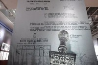 Мултимедијална поставка садржи више цјелина које хронолошки представљају историјска дешавања у вези са овим логором