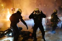Novi neredi na ulicama Atine, policajac teško povrijeđen