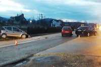 Очевици су испричали да је након судара једно возило одбијено и завршило је поред пута