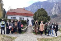 Položeno cvijeće na spomenike nobelovcu