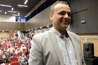 Братунац: Потписани уговори о стипендирању 150 студената