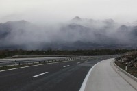 Стање на путевима: Мокри коловози, снијег на подручју неколико општина