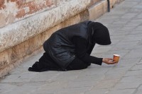 Osumnjičen da je tetku tjerao da prosjači, a suprugu sa djetetom da je nadgleda