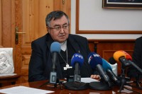 Пуљић: Људи умиру док се власти препуцавају како набавити вакцину