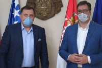 Vučić uručuje Dodiku respiratore i medicinsku opremu