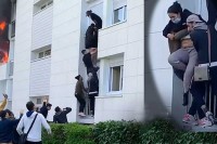 Dramatično spasavanje porodice iz požara, bebu bacili s balkona na madrace VIDEO